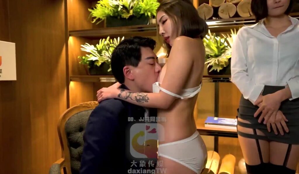 em-thu-ky-dam-dang-bao-gan-thoa-man-sep-trong-phong-lam-viec